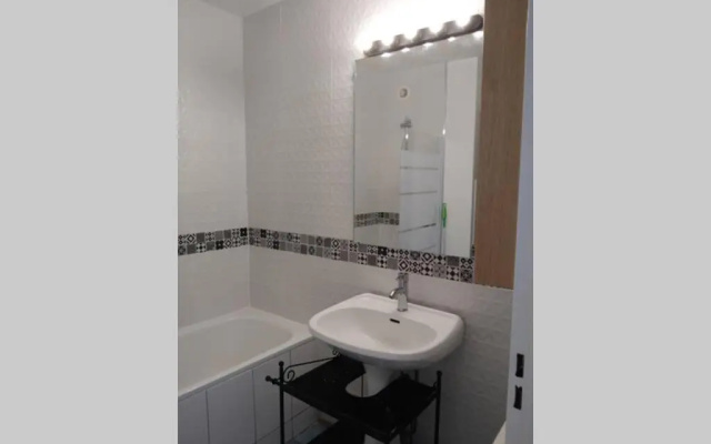 4 Min Walk To Metro, 60m², Renovated, la Defense