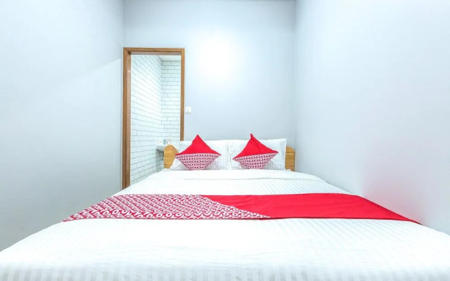 OYO 506 Moes Residence
