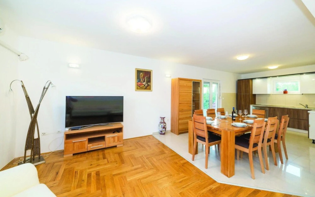 Amazing Home in Trilj with Hot Tub, WiFi & 4 Bedrooms