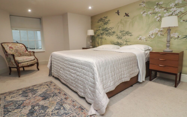 Paramount Apartments