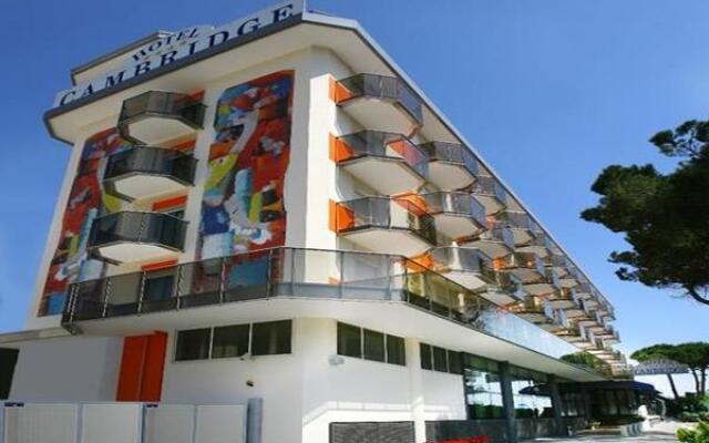 Hotel Cambridge вид на фасад
