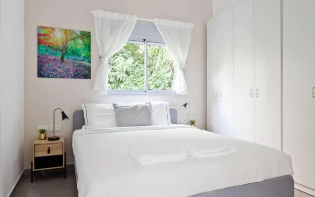 Beautifully Renovated 2BR with Balcony Beachfront*
