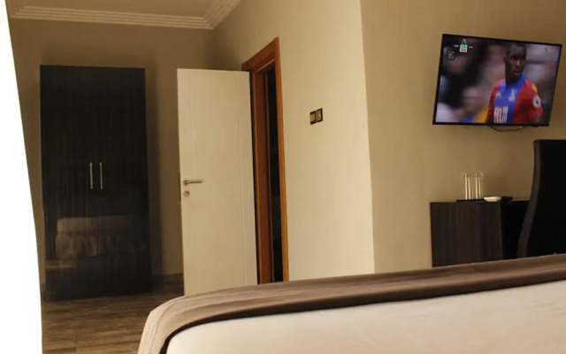 Ellyxville Hotel