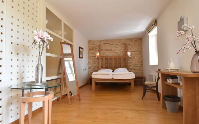 Spacious Mansion in Vinzelles With Swimming Pool