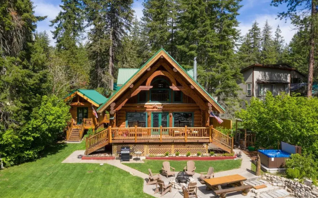 Moosehead Lodge 3 Bedroom Home by NW Comfy Cabins
