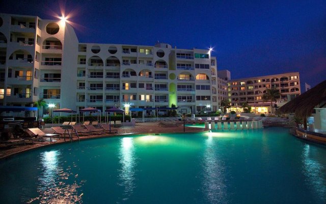 Отель Aquamarina Beach Resort Мексика, Канкун - отзывы, цены и фото номеров - забронировать отель Aquamarina Beach Resort онлайн вид на фасад