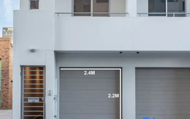 CBD• King Suite •Garage• BBQ •Pets•Walk Everywhere