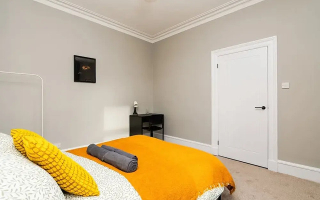 2 Bedroom Flat - Free Parking