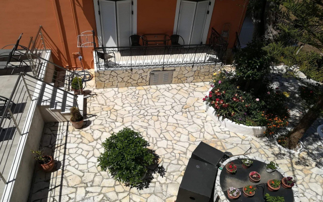 Dionisos Apartments