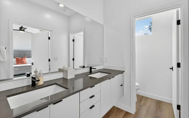 Desert Escape Townhome - Pool & Gym