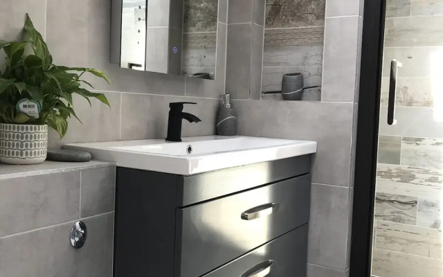1-Bed Apartment Sleeps 2 - Patio -Bbq - Hot Tub