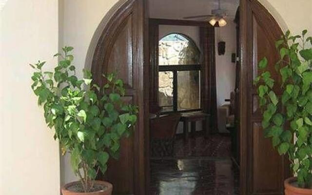 Отель Villa Serrana Мексика, Педрегал - отзывы, цены и фото номеров - забронировать отель Villa Serrana онлайн вид на фасад