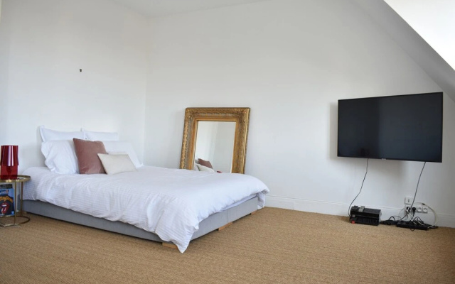 1 Bedroom Apartment Near Champs Elysee