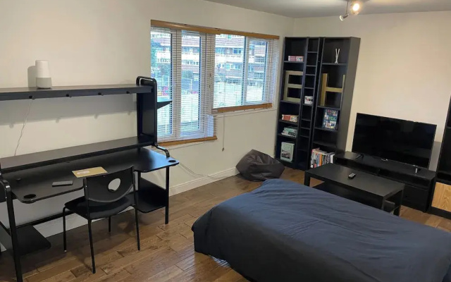 London Apartment - Sleeps 3-city Escape- Balcony