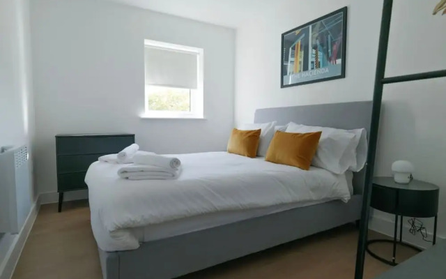 Luxury Manchester Apartment - Yellow