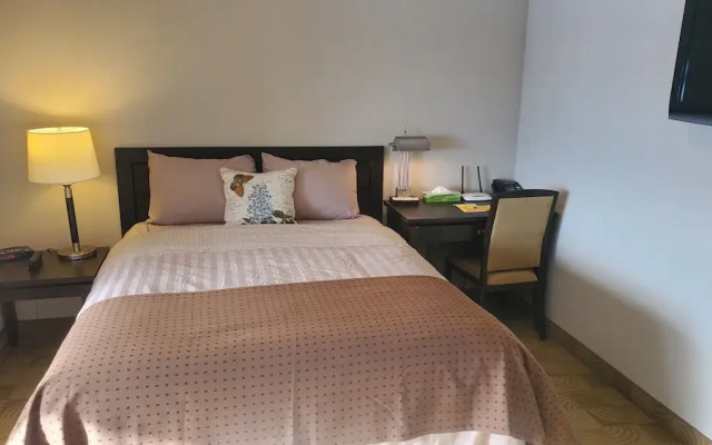 Shoreside Inn & Suites