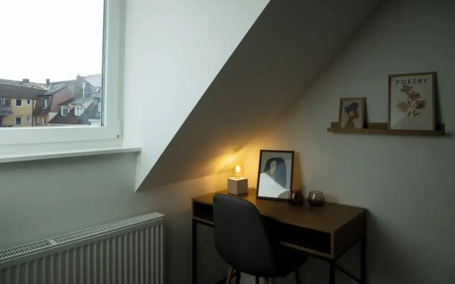 Moderne Stadt Zimmer mit eigenem Bad