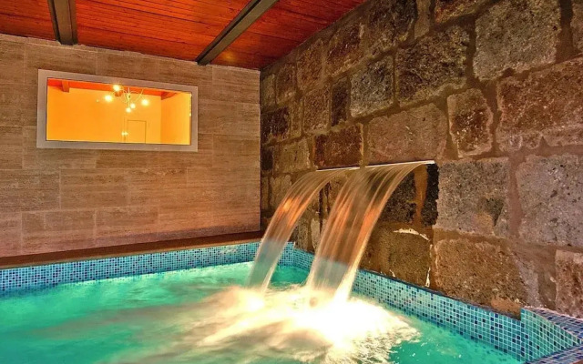 Villa With Pool and Beautiful Architecture