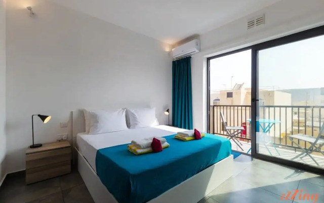 2 Bed Apartment w Distant Sea and Country Views