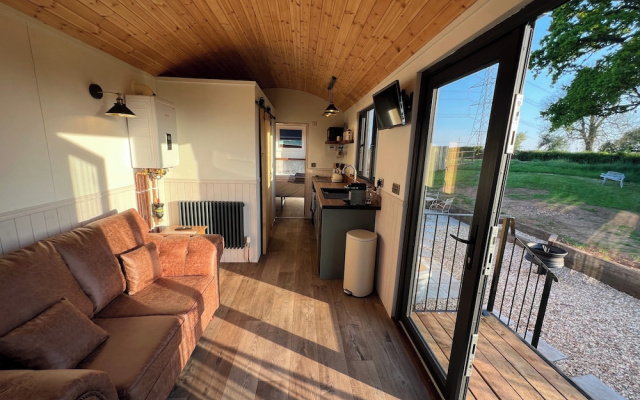 Whimple Shepherd Hut, Sleeps 2, Wood Fire & Garden