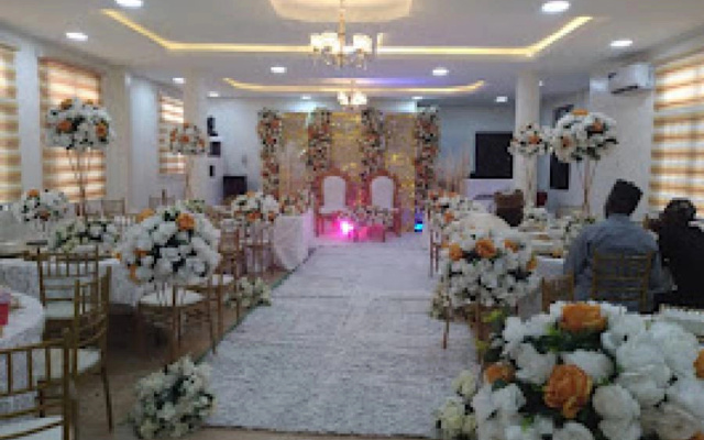 Отель Dees Suites