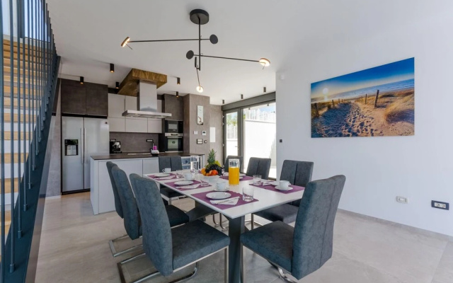 Luxury Villa Vitae With Heated Infinity Pool, 8 Sleeps