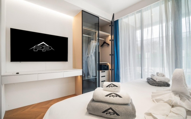 Beachfront A110 Luxury Pool Access Studio