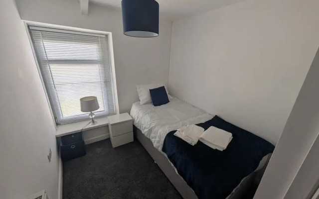 Stadium View 5-bed Retreat + Parking
