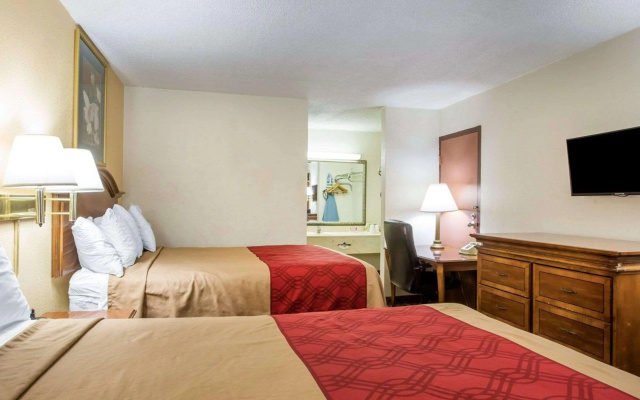 Econo Lodge  Inn & Suites Macon West