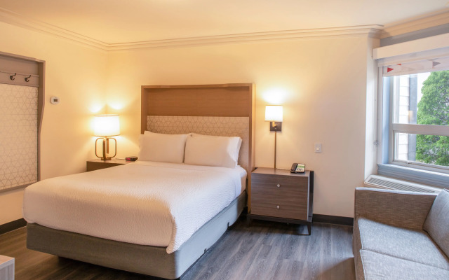 Holiday Inn Victoria Elk Lake by IHG