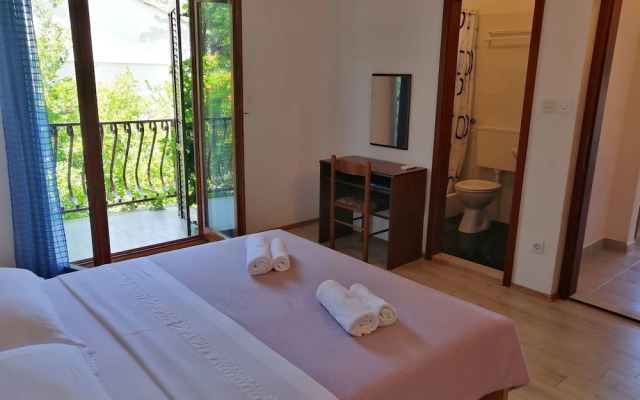 Apartments and Room Caric