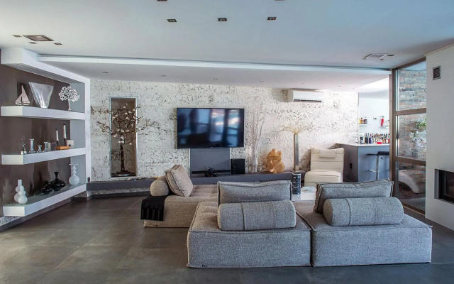 Amazing 4 bedroom villa very close to the beach