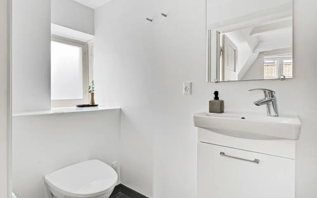 Sanders Penny - Chic 3-bdr Apt in City Center