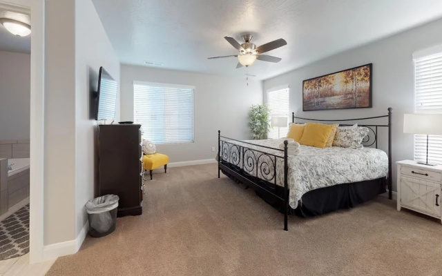 Southern Comfort 3 Bedroom Apts by RedAwning