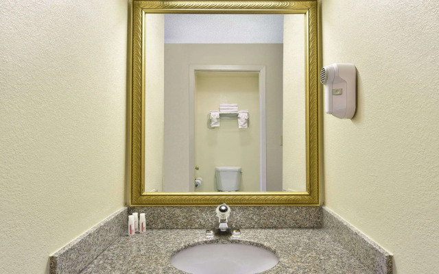 Howard Johnson Hotel & Suites by Wyndham Allentown/Dorney