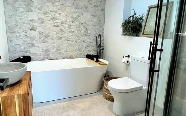 Newly Refurbished Bungalow- Large Garden- Parking
