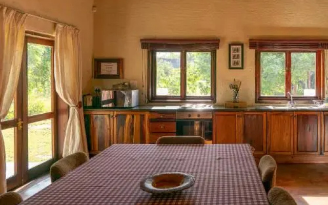Impisi Lodge Safari and Golf Guesthouse