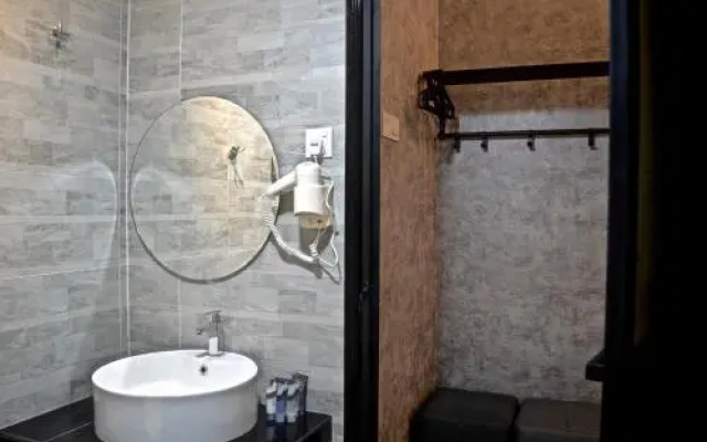 Iconic Suites & Pods Hotel