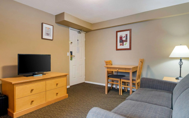 Econo Lodge Inn & Suites