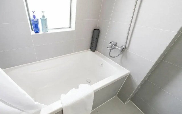 Tyms Spacious 4BR 2BA Apt Xujiahui