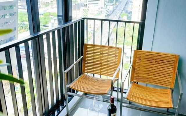 Near Rama 9 Intersection Apartment