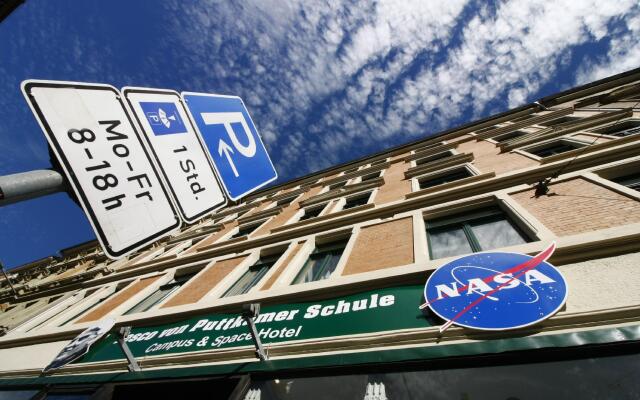Отель Space School & Online Hotel Германия, Лейпциг - отзывы, цены и фото номеров - забронировать отель Space School & Online Hotel онлайн вид на фасад