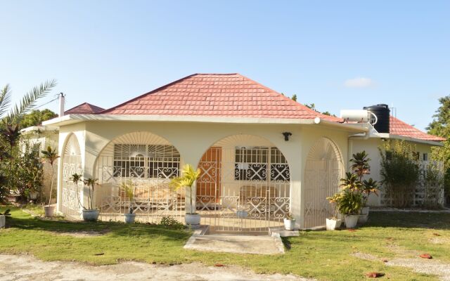 Отель Sea Grove Villa вид на фасад