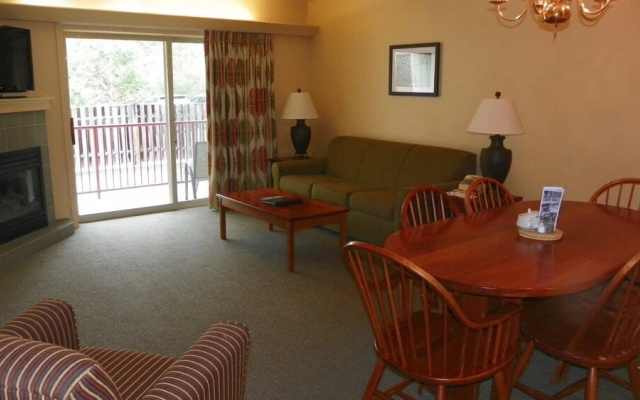Spend Your Holidays at This 2 Bedroom Pollard Brook Resort Condo in the White Mountains of New Hampshire! - PB Dec 20th-27th, 2shw