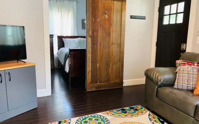 The Cottage! Chic Bungalow Near Old Town Square!