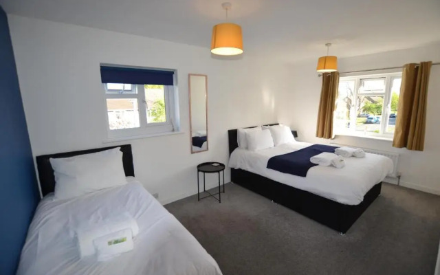 Wisteria Tree - 2 Bed House - Stayseekers
