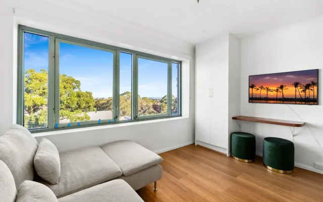 Stylish Studio in the Heart of Newtown With Pool