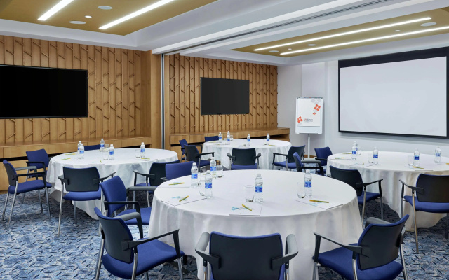 Отель Hilton Garden Inn Muscat Al Khuwair