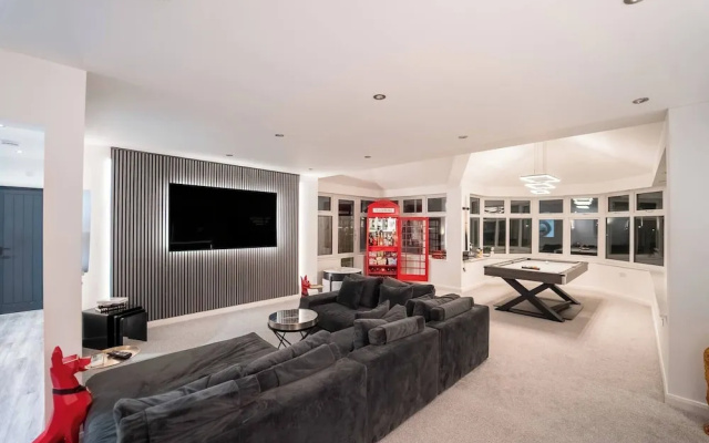 Luxury Retreat, Hot Tub, SK Massage Bed & Tesla
