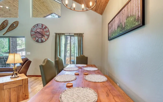 Fire Pit + Deck: Airy Cabin Near Pinetop Lakes